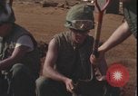 Standbild Soldaten füllen Sandsäcke Vietnam Krieg Khe Sanh Vietnam, 1968, aus Sekunde 35 historischem Filmmaterial Videoclip 65675078595