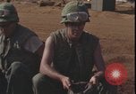 Standbild Soldaten füllen Sandsäcke Vietnam Krieg Khe Sanh Vietnam, 1968, aus Sekunde 37 historischem Filmmaterial Videoclip 65675078595
