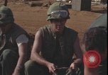 Standbild Soldaten füllen Sandsäcke Vietnam Krieg Khe Sanh Vietnam, 1968, aus Sekunde 38 historischem Filmmaterial Videoclip 65675078595