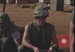 Standbild Soldaten füllen Sandsäcke Vietnam Krieg Khe Sanh Vietnam, 1968, aus Sekunde 39 historischem Filmmaterial Videoclip 65675078595