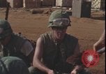Standbild Soldaten füllen Sandsäcke Vietnam Krieg Khe Sanh Vietnam, 1968, aus Sekunde 40 historischem Filmmaterial Videoclip 65675078595