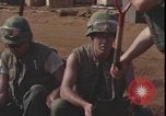Standbild Soldaten füllen Sandsäcke Vietnam Krieg Khe Sanh Vietnam, 1968, aus Sekunde 41 historischem Filmmaterial Videoclip 65675078595