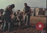 Standbild Soldaten füllen Sandsäcke Vietnam Krieg Khe Sanh Vietnam, 1968, aus Sekunde 43 historischem Filmmaterial Videoclip 65675078595
