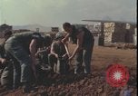 Standbild Soldaten füllen Sandsäcke Vietnam Krieg Khe Sanh Vietnam, 1968, aus Sekunde 44 historischem Filmmaterial Videoclip 65675078595