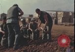 Standbild Soldaten füllen Sandsäcke Vietnam Krieg Khe Sanh Vietnam, 1968, aus Sekunde 46 historischem Filmmaterial Videoclip 65675078595