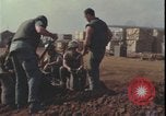 Standbild Soldaten füllen Sandsäcke Vietnam Krieg Khe Sanh Vietnam, 1968, aus Sekunde 47 historischem Filmmaterial Videoclip 65675078595