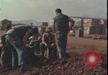 Standbild Soldaten füllen Sandsäcke Vietnam Krieg Khe Sanh Vietnam, 1968, aus Sekunde 48 historischem Filmmaterial Videoclip 65675078595