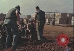 Standbild Soldaten füllen Sandsäcke Vietnam Krieg Khe Sanh Vietnam, 1968, aus Sekunde 49 historischem Filmmaterial Videoclip 65675078595
