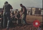 Standbild Soldaten füllen Sandsäcke Vietnam Krieg Khe Sanh Vietnam, 1968, aus Sekunde 50 historischem Filmmaterial Videoclip 65675078595