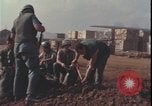 Standbild Soldaten füllen Sandsäcke Vietnam Krieg Khe Sanh Vietnam, 1968, aus Sekunde 51 historischem Filmmaterial Videoclip 65675078595