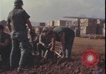 Standbild Soldaten füllen Sandsäcke Vietnam Krieg Khe Sanh Vietnam, 1968, aus Sekunde 52 historischem Filmmaterial Videoclip 65675078595