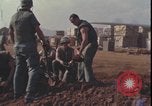 Standbild Soldaten füllen Sandsäcke Vietnam Krieg Khe Sanh Vietnam, 1968, aus Sekunde 53 historischem Filmmaterial Videoclip 65675078595
