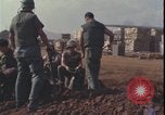 Standbild Soldaten füllen Sandsäcke Vietnam Krieg Khe Sanh Vietnam, 1968, aus Sekunde 54 historischem Filmmaterial Videoclip 65675078595