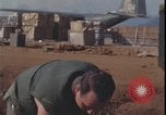 Standbild Soldaten füllen Sandsäcke Vietnam Krieg Khe Sanh Vietnam, 1968, aus Sekunde 55 historischem Filmmaterial Videoclip 65675078595