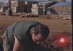 Standbild Soldaten füllen Sandsäcke Vietnam Krieg Khe Sanh Vietnam, 1968, aus Sekunde 56 historischem Filmmaterial Videoclip 65675078595