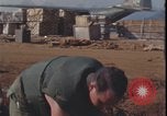 Standbild Soldaten füllen Sandsäcke Vietnam Krieg Khe Sanh Vietnam, 1968, aus Sekunde 57 historischem Filmmaterial Videoclip 65675078595