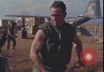 Standbild Soldaten füllen Sandsäcke Vietnam Krieg Khe Sanh Vietnam, 1968, aus Sekunde 58 historischem Filmmaterial Videoclip 65675078595