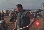 Standbild Soldaten füllen Sandsäcke Vietnam Krieg Khe Sanh Vietnam, 1968, aus Sekunde 59 historischem Filmmaterial Videoclip 65675078595
