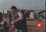 Standbild Soldaten füllen Sandsäcke Vietnam Krieg Khe Sanh Vietnam, 1968, aus Sekunde 60 historischem Filmmaterial Videoclip 65675078595