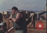 Standbild Soldaten füllen Sandsäcke Vietnam Krieg Khe Sanh Vietnam, 1968, aus Sekunde 61 historischem Filmmaterial Videoclip 65675078595