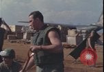 Standbild Soldaten füllen Sandsäcke Vietnam Krieg Khe Sanh Vietnam, 1968, aus Sekunde 62 historischem Filmmaterial Videoclip 65675078595
