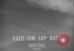 Standbild Antenne raid-Japanischen base Pazifischer Ozean, 1944, aus Sekunde 5 historischem Filmmaterial Videoclip 65675078598