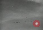 Standbild Antenne raid-Japanischen base Pazifischer Ozean, 1944, aus Sekunde 6 historischem Filmmaterial Videoclip 65675078598