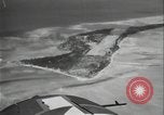 Standbild Antenne raid-Japanischen base Pazifischer Ozean, 1944, aus Sekunde 7 historischem Filmmaterial Videoclip 65675078598