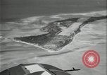 Standbild Antenne raid-Japanischen base Pazifischer Ozean, 1944, aus Sekunde 9 historischem Filmmaterial Videoclip 65675078598