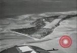 Standbild Antenne raid-Japanischen base Pazifischer Ozean, 1944, aus Sekunde 10 historischem Filmmaterial Videoclip 65675078598