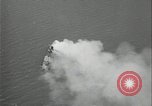Standbild Antenne raid-Japanischen base Pazifischer Ozean, 1944, aus Sekunde 14 historischem Filmmaterial Videoclip 65675078598