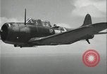 Standbild Antenne raid-Japanischen base Pazifischer Ozean, 1944, aus Sekunde 18 historischem Filmmaterial Videoclip 65675078598