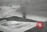 Standbild Antenne raid-Japanischen base Pazifischer Ozean, 1944, aus Sekunde 19 historischem Filmmaterial Videoclip 65675078598
