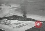 Standbild Antenne raid-Japanischen base Pazifischer Ozean, 1944, aus Sekunde 20 historischem Filmmaterial Videoclip 65675078598