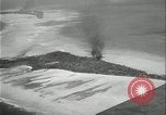 Standbild Antenne raid-Japanischen base Pazifischer Ozean, 1944, aus Sekunde 21 historischem Filmmaterial Videoclip 65675078598