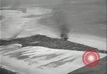 Standbild Antenne raid-Japanischen base Pazifischer Ozean, 1944, aus Sekunde 22 historischem Filmmaterial Videoclip 65675078598