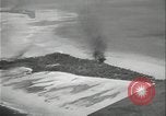 Standbild Antenne raid-Japanischen base Pazifischer Ozean, 1944, aus Sekunde 23 historischem Filmmaterial Videoclip 65675078598