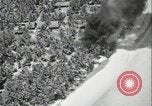Standbild Antenne raid-Japanischen base Pazifischer Ozean, 1944, aus Sekunde 24 historischem Filmmaterial Videoclip 65675078598