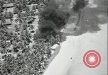 Standbild Antenne raid-Japanischen base Pazifischer Ozean, 1944, aus Sekunde 25 historischem Filmmaterial Videoclip 65675078598