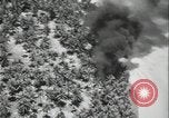 Standbild Antenne raid-Japanischen base Pazifischer Ozean, 1944, aus Sekunde 27 historischem Filmmaterial Videoclip 65675078598