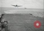 Standbild Antenne raid-Japanischen base Pazifischer Ozean, 1944, aus Sekunde 29 historischem Filmmaterial Videoclip 65675078598