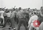 Standbild Antenne raid-Japanischen base Pazifischer Ozean, 1944, aus Sekunde 42 historischem Filmmaterial Videoclip 65675078598