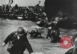 Standbild Alliierte Soldaten eindringenden Strand Pacific Theater, 1944, aus Sekunde 5 historischem Filmmaterial Videoclip 65675078603