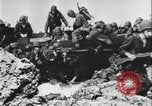 Standbild Alliierte Soldaten eindringenden Strand Pacific Theater, 1944, aus Sekunde 9 historischem Filmmaterial Videoclip 65675078603