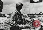 Standbild Alliierte Soldaten eindringenden Strand Pacific Theater, 1944, aus Sekunde 10 historischem Filmmaterial Videoclip 65675078603