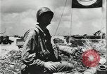 Standbild Alliierte Soldaten eindringenden Strand Pacific Theater, 1944, aus Sekunde 12 historischem Filmmaterial Videoclip 65675078603