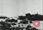 Standbild Alliierte Soldaten eindringenden Strand Pacific Theater, 1944, aus Sekunde 15 historischem Filmmaterial Videoclip 65675078603