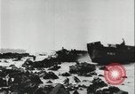 Standbild Alliierte Soldaten eindringenden Strand Pacific Theater, 1944, aus Sekunde 16 historischem Filmmaterial Videoclip 65675078603