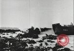 Standbild Alliierte Soldaten eindringenden Strand Pacific Theater, 1944, aus Sekunde 17 historischem Filmmaterial Videoclip 65675078603