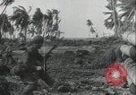 Standbild Alliierte Soldaten eindringenden Strand Pacific Theater, 1944, aus Sekunde 23 historischem Filmmaterial Videoclip 65675078603